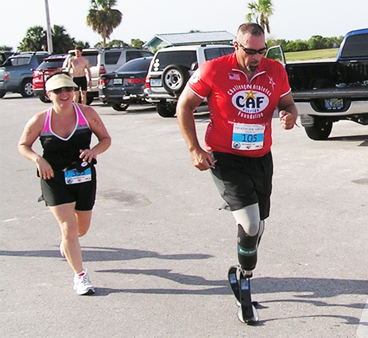 woman and amputee man running in race
